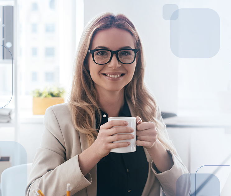 Uma linda mulher feliz porque sabe que pode contar com a Amsystemas para emitir o seu certificado digital em Araucaria